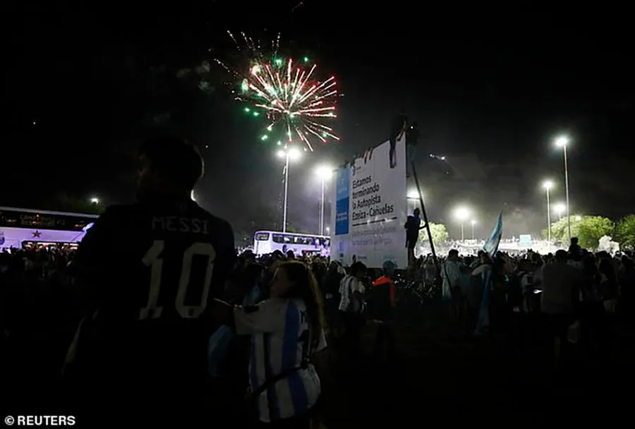 Pháo hoa mừng đội tuyển Argentina về nước. ẢNH: REUTERS