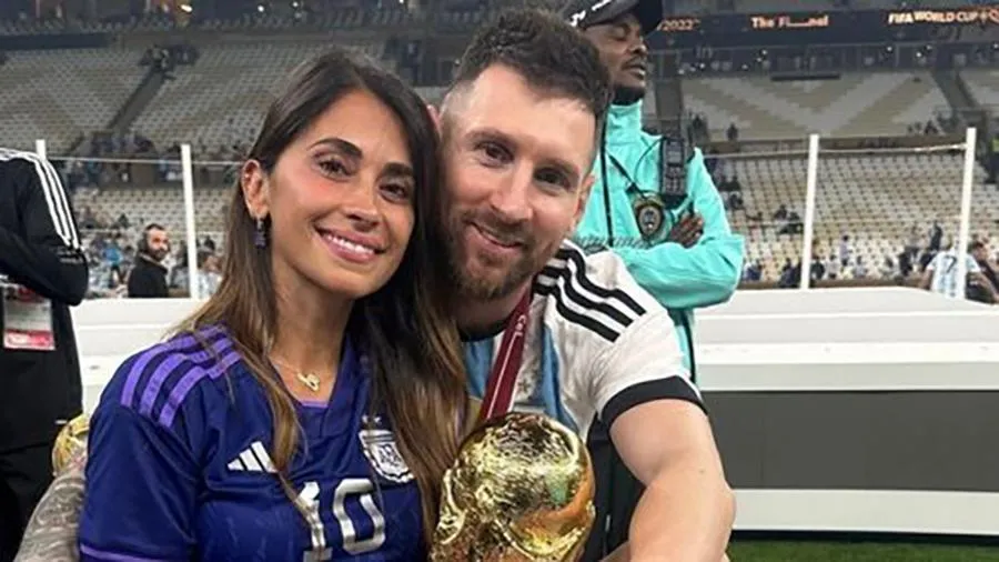 Lionel Messi ăn mừng chức vô địch World Cup 2022 bên vợ Antonela Roccuzzo. ẢNH: GETTY