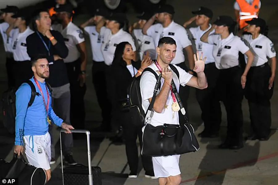 Thủ môn Martinez vẫy tay chào người hâm mộ. ẢNH: AP