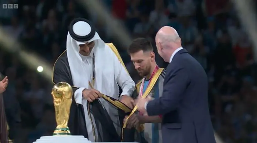Tiểu vương của Qatar Sheikh Tamim khoác lên người Messi &apos;long bào. ẢNH: BBC SPORTS