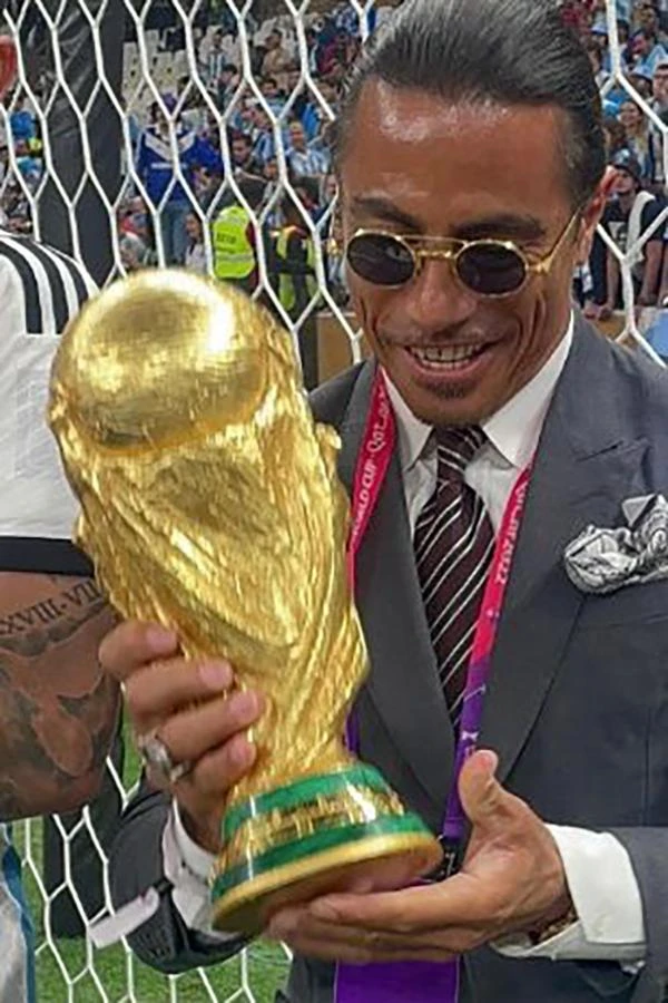 'Thánh rắc muối' ôm cúp vô địch World Cup và đăng bức ảnh này lên Instagram cá nhân. ẢNH: INSTAGRAM