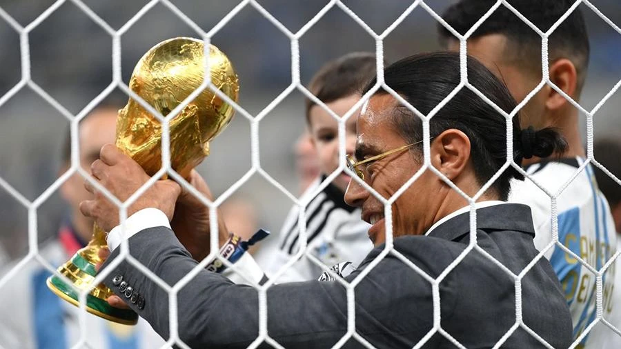 Salt Bae bị chỉ trích dữ dội vì hành động được các fan xem là 'ăn hôi' chức vô địch World Cup của Argentina. ẢNH: GETTY