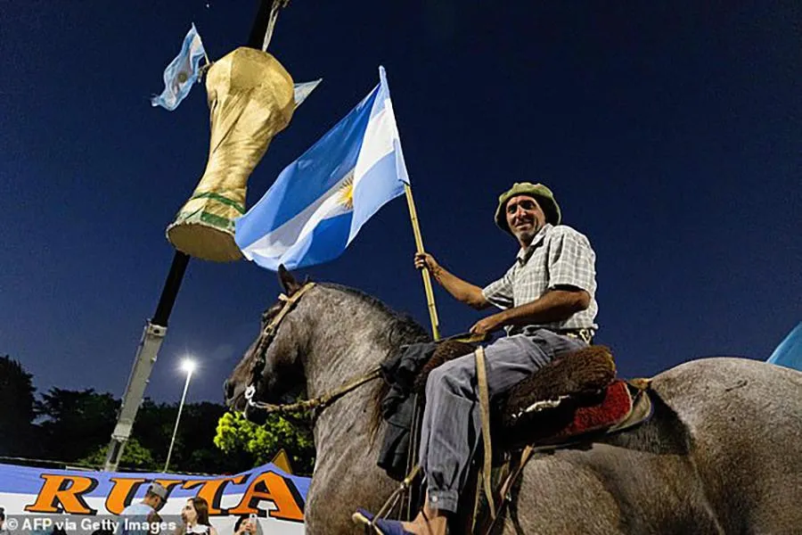 Các fan Argentina có rất nhiều cách ăn mừng chức vô địch World Cup 2022. ẢNH: REUTERS, GETTY