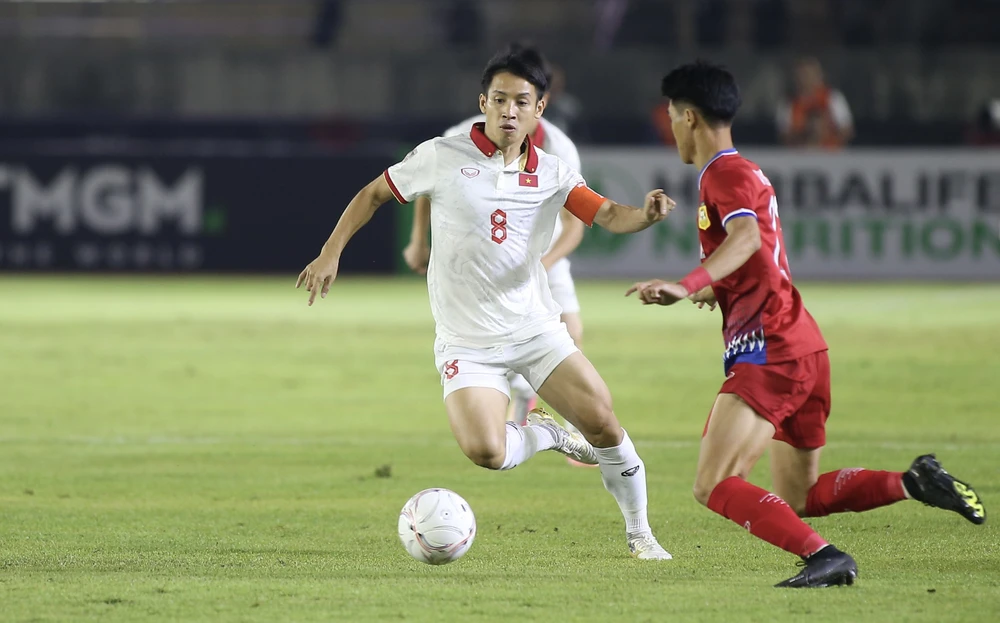 Hùng Dũng kịp ghi bàn giúp Việt Nam tạo lợi thế 2 bàn trước Lào. ẢNH: ANH THỎA