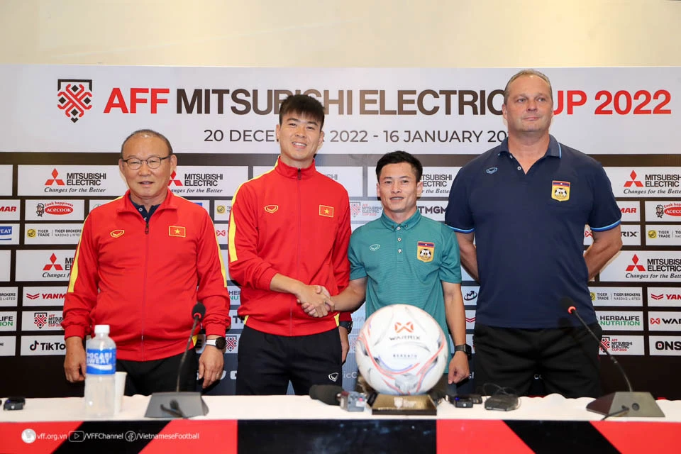 HLV và cầu thủ hai đội bắt tay nhau trong buổi họp báo trước trận đấu. ẢNH: VFF