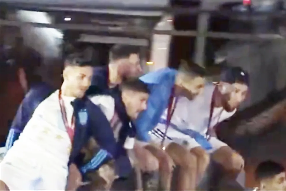 Cận cảnh các cầu thủ Argentina suýt gặp nạn rớt khỏi xe buýt vì vướng dây cáp. ẢNH: VIVO