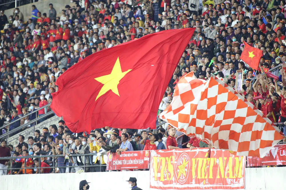 Dù đá sân khách nhưng rất nhiều CĐV Việt Nam có mặt trên sân vận động quốc gia Lào cổ vũ cho thầy trò ông Park. ẢNH: ANH THỎA Dù đá sân khách nhưng rất nhiều CĐV Việt Nam có mặt trên sân vận động quốc gia Lào cổ vũ cho thầy trò ông Park. ẢNH: ANH THỎA