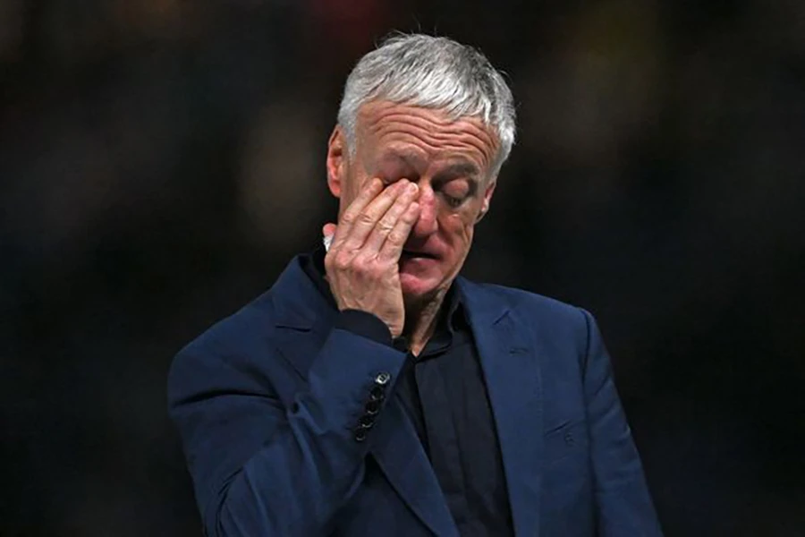 HLV Didier Deschamps không kiềm được nước mắt khi chứng kiến Pháp thua cuộc. ẢNH: GETTY