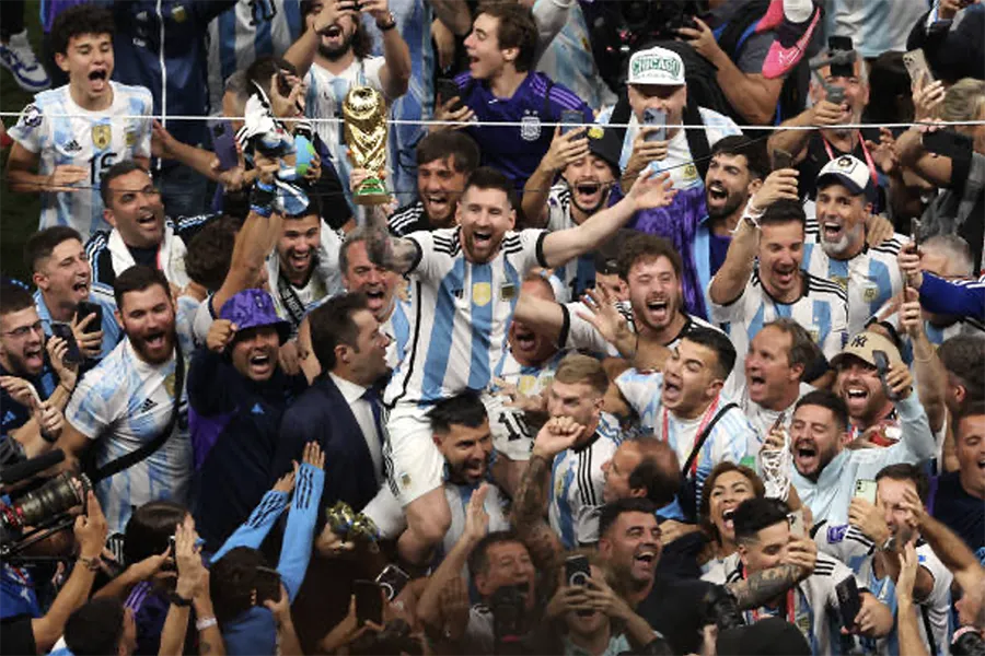 Hình ảnh mang tính biểu tượng của Lionel Messi sau chức vô địch World Cup 2022. ẢNH: GETTY