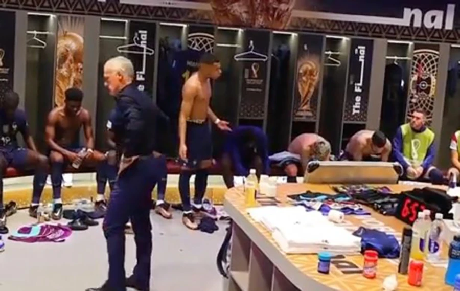Mbappe thể hiện khả năng lãnh đạo khi vực dậy tinh thần các đồng đội trong phòng thay đồ tuyển Pháp vào giờ nghỉ giữa hai hiệp trận chung kết World Cup. ẢNH: MIRROR