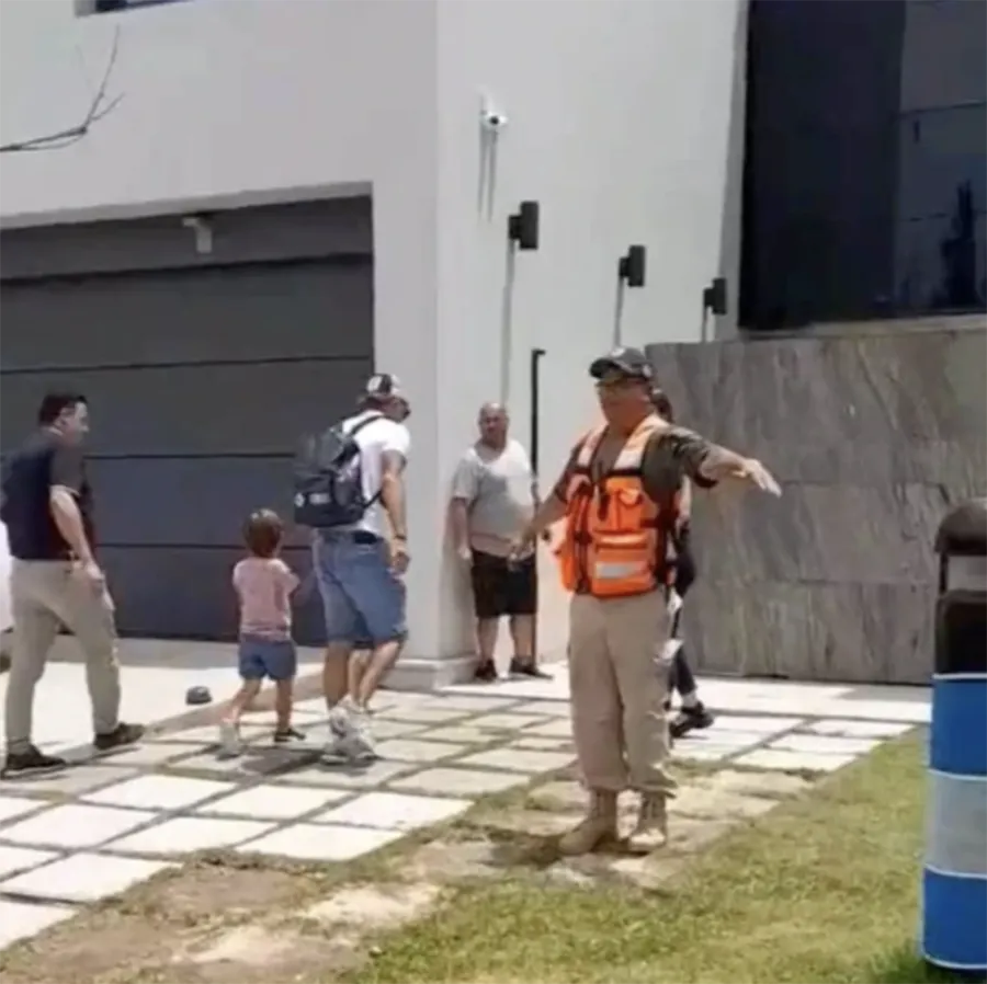 Ảnh cắt từ video cho thấy Luis Suarez bước vào nhà Lionel Messi. ẢNH: TWITTER