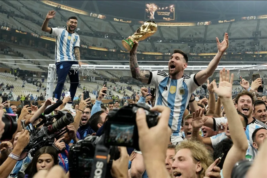 Hình ảnh mang tính biểu tượng Lionel Messi nâng cao chiếc cúp vô địch World Cup 2022. ẢNH: AP