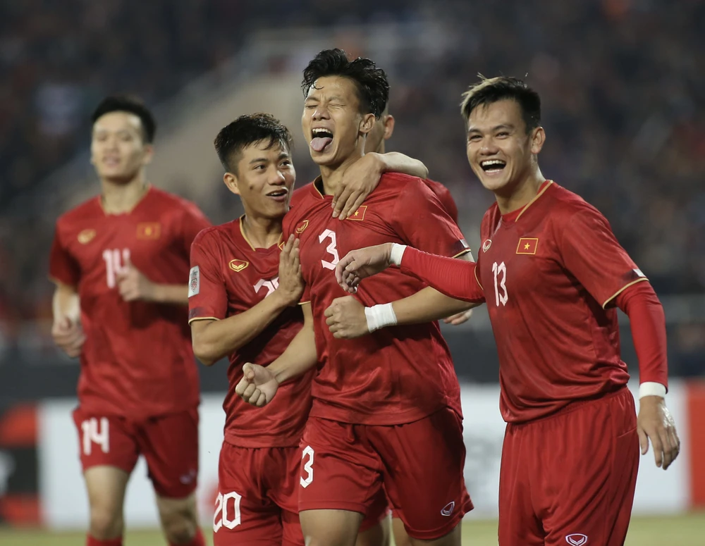 Các cầu thủ Việt Nam ăn mừng bàn thắng thứ hai. ẢNH: ANH THỎA