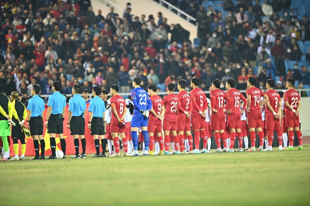 Hai đội bước ra sân làm thủ tục trước trận đấu. ẢNH: HẢI THỊNH