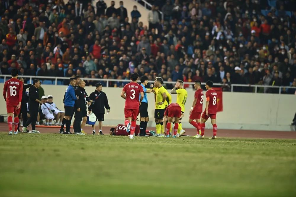 Tình huống Văn Hậu vung tay vào mặt Sharul Nazeem rồi bị cầu thủ của Malaysia này trả đũa khiến Hậu nằm sân. ẢNH: HẢI THỊNH