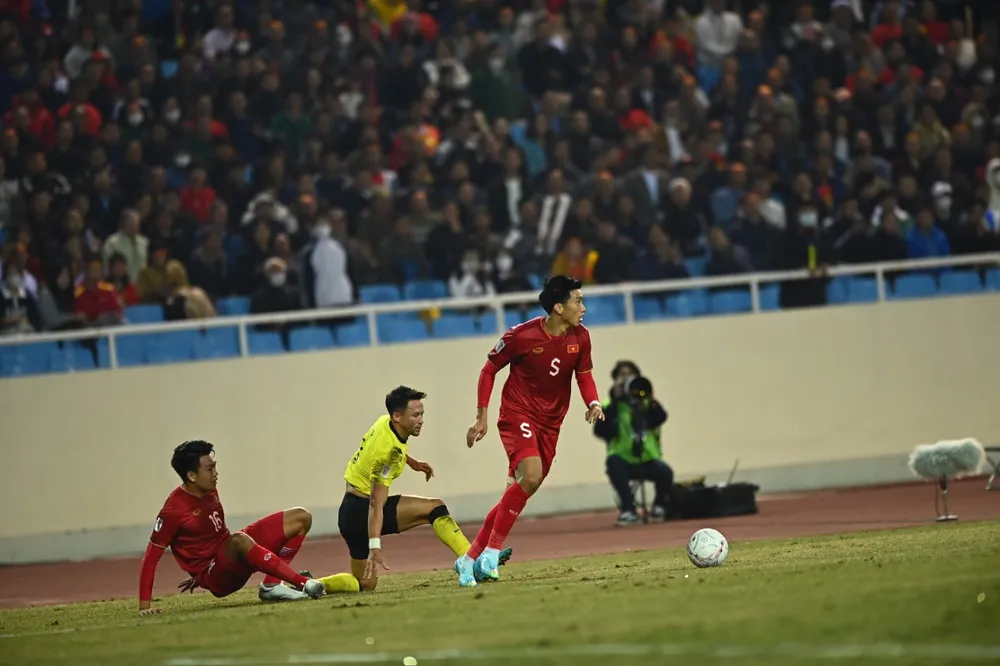 Văn Hậu có rất nhiều tình huống vào bóng quyết liệt tạo nên tranh cãi sau trận đấu. ẢNH: ANH THỎA