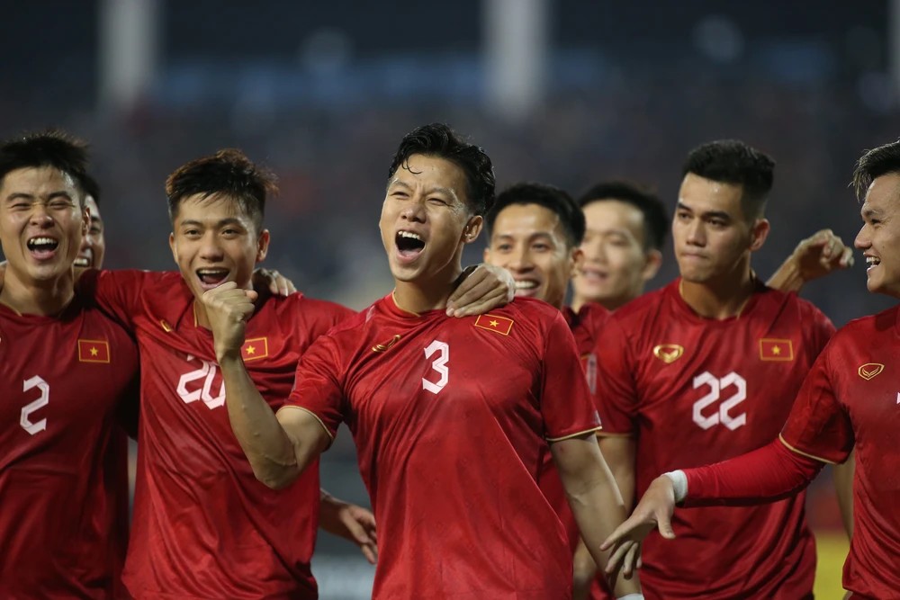 Việt Nam thắng đậm Malaysia lên ngôi đầu bảng AFF Cup ảnh 61