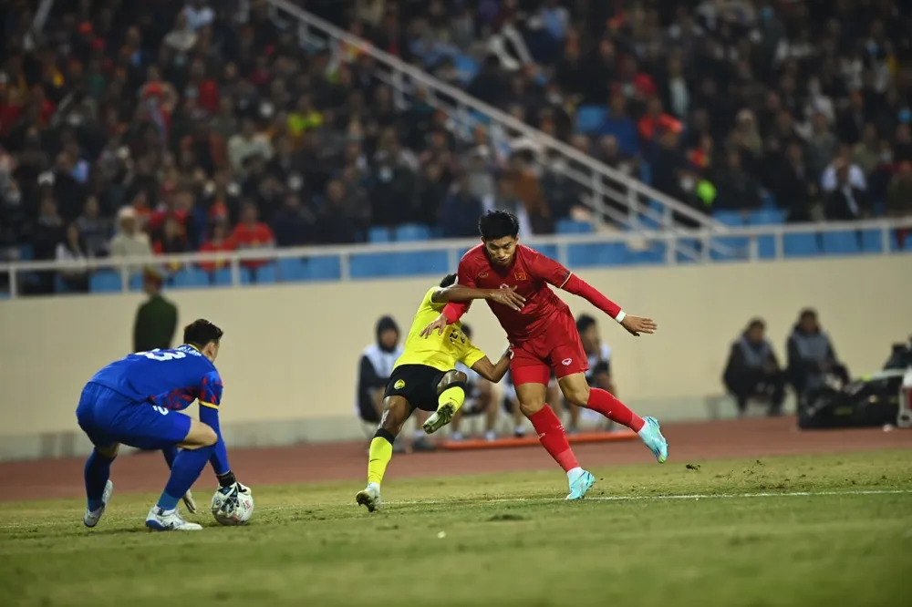 Văn Hậu chịu nhiều chỉ trích vì cách chơi bóng sau trận Việt Nam thắng Malaysia 3-0. ẢNH: HẢI THỊNH Văn Hậu chịu nhiều chỉ trích vì cách chơi bóng sau trận Việt Nam thắng Malaysia 3-0. ẢNH: HẢI THỊNH