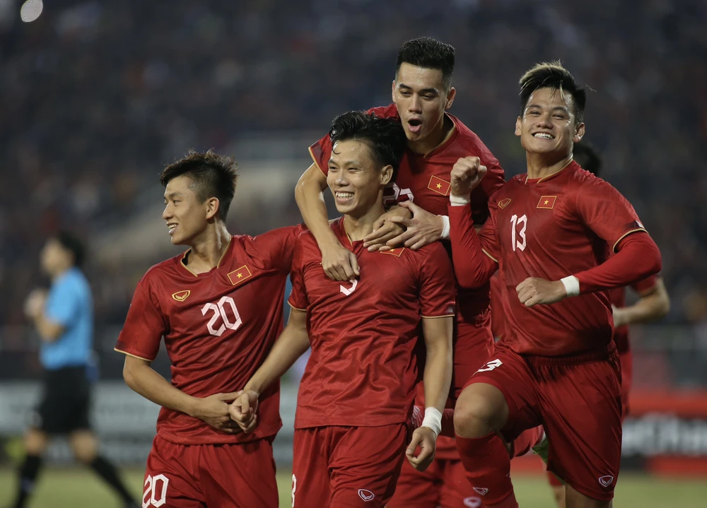 Việt Nam thắng đậm Malaysia lên ngôi đầu bảng AFF Cup ảnh 62