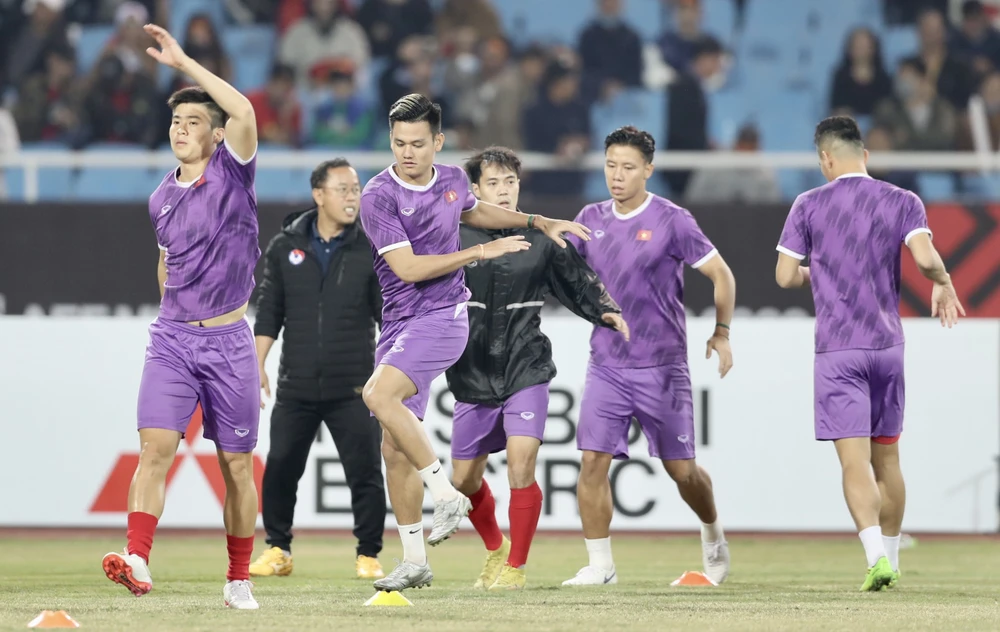 Các cầu thủ Việt Nam khởi động. ẢNH: HẢI THỊNH