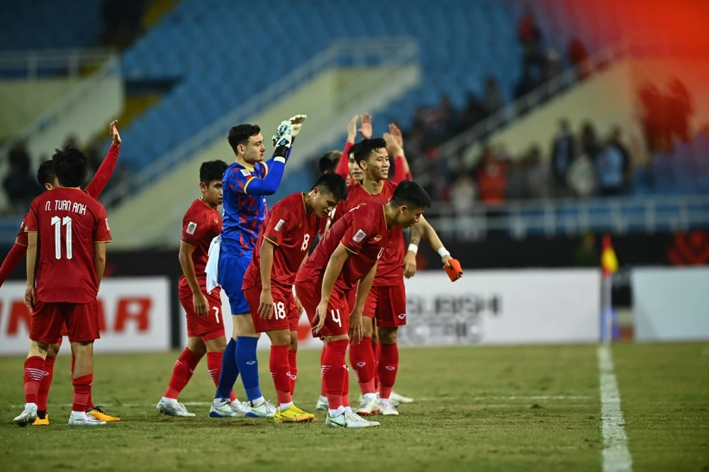 Các cầu thủ Việt Nam ăn mừng và tri ân người hâm mộ sau trận đấu. ẢNH: HẢI THỊNH