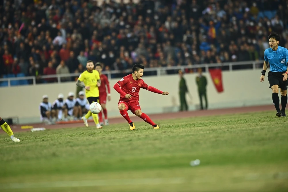 Quang Hải tung đường chuyền "sát thủ" cho Hoàng Đức ghi bàn. ẢNH: HẢI THỊNH