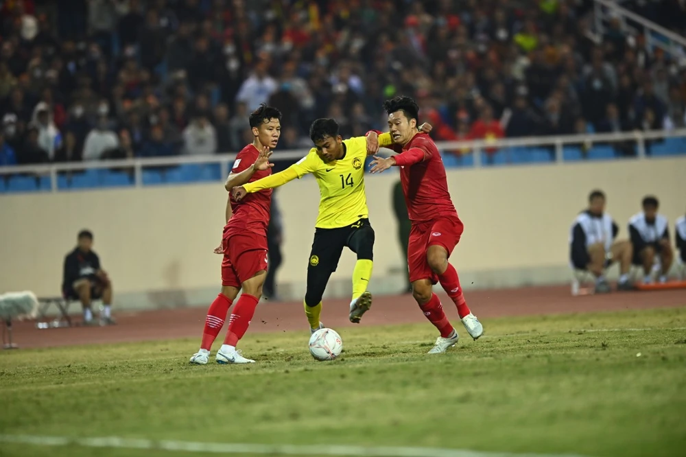 Thành Chung đã rời sân nghỉ nhường chỗ cho Tiến Dũng đầu hiệp 2. ẢNH: HẢI THỊNH