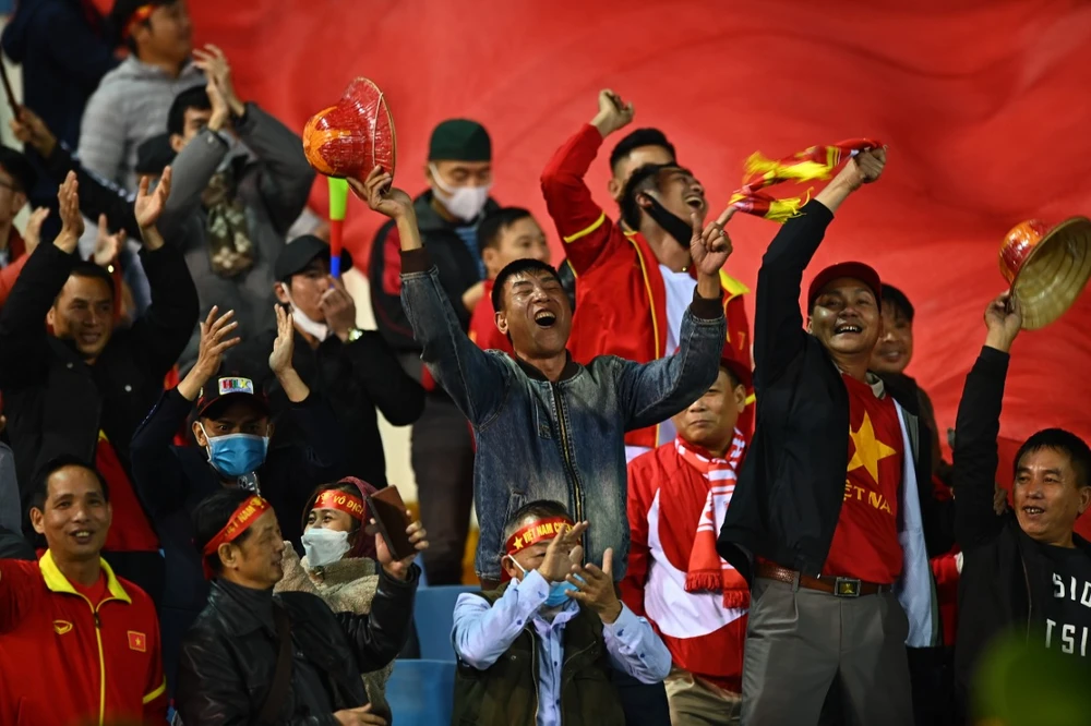 Các CĐV ăn mừng bàn thắng mở tỉ số. ẢNH: HẢI THỊNH