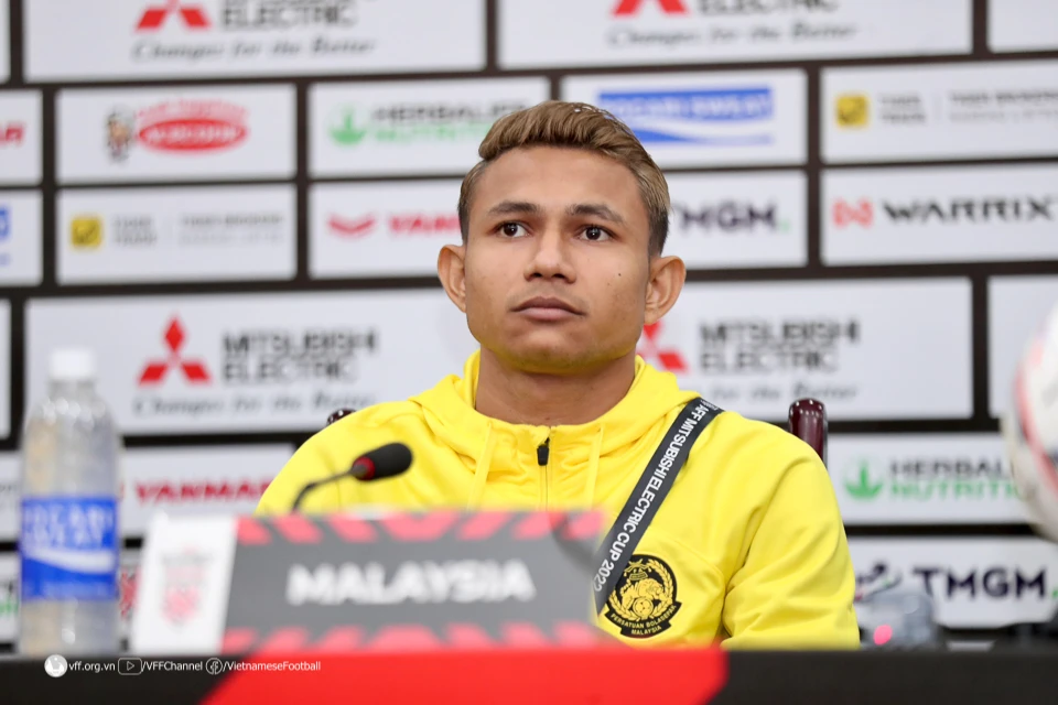 ... và Faisal Halim trong buổi họp báo. ẢNH: VFF