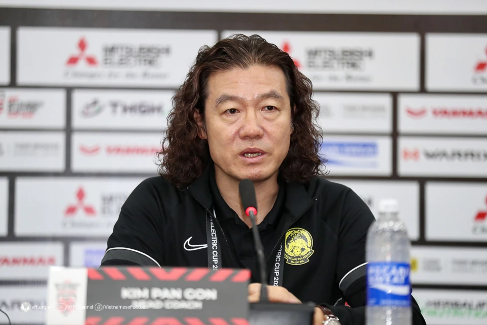 HLV Kim Pan-gon của Malaysia trong cuộc họp báo. ẢNH: VFF