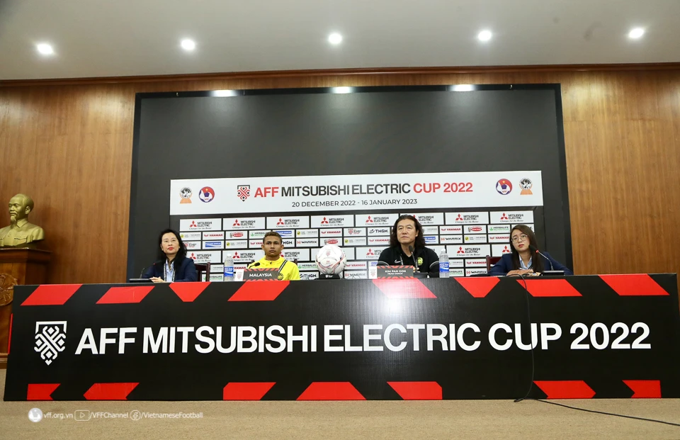 HLV, cầu thủ của Việt Nam và Malaysia tham dự họp báo. ẢNH: VFF