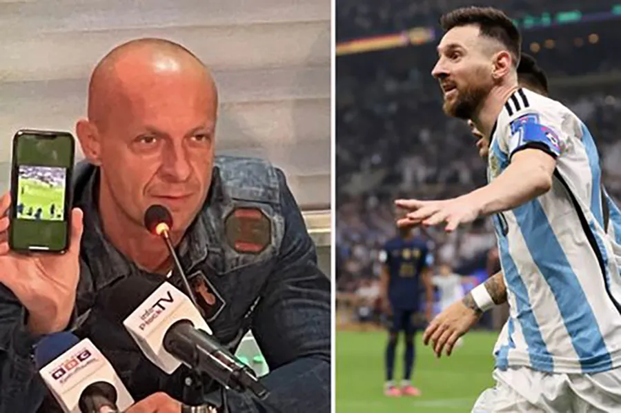 Szymon Marciniak giơ hình ảnh chứng minh Pháp cũng phạm lỗi tương tự như bàn thắng của Messi. ẢNH: MIRROR