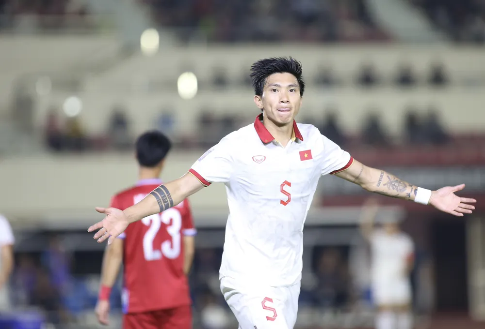 Văn Hậu được xem là tâm điểm trong trận này vì anh từng vô tình va chạm khiến Evan Dimas dính chấn thương và rời sân trong nước mắt trong trận Việt Nam thắng Indonesia 3-0 ở chung kết SEA Games 30. ẢNH: ANH THỎA Văn Hậu được xem là tâm điểm trong trận này vì anh từng vô tình va chạm khiến Evan Dimas dính chấn thương và rời sân trong nước mắt trong trận Việt Nam thắng Indonesia 3-0 ở chung kết SEA Games 30. ẢNH: ANH THỎA