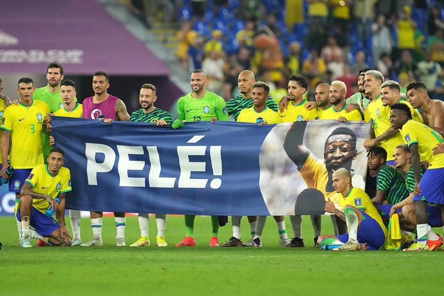 Hình ảnh Pele trong chiếc áo thi đấu màu vàng chói lọi của đội tuyển Brazil với số 10 ở phía sau vẫn sống mãi với người hâm mộ. Hình ảnh Pele trong chiếc áo thi đấu màu vàng chói lọi của đội tuyển Brazil với số 10 ở phía sau vẫn sống mãi với người hâm mộ.