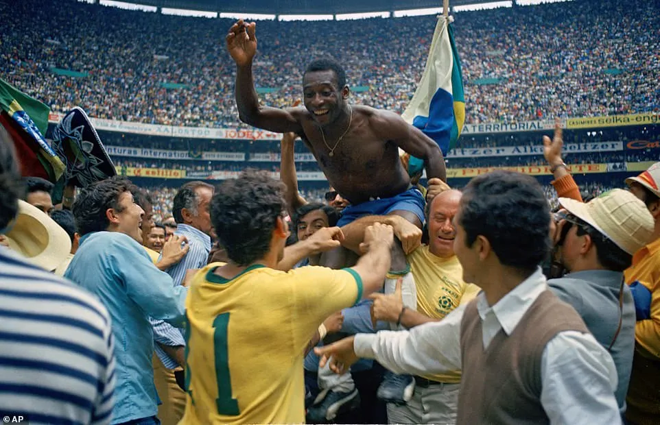Hình ảnh mang tính biểu tượng, Pele được tôn vinh sau khi vô địch World Cup 1970. ẢNH: AP