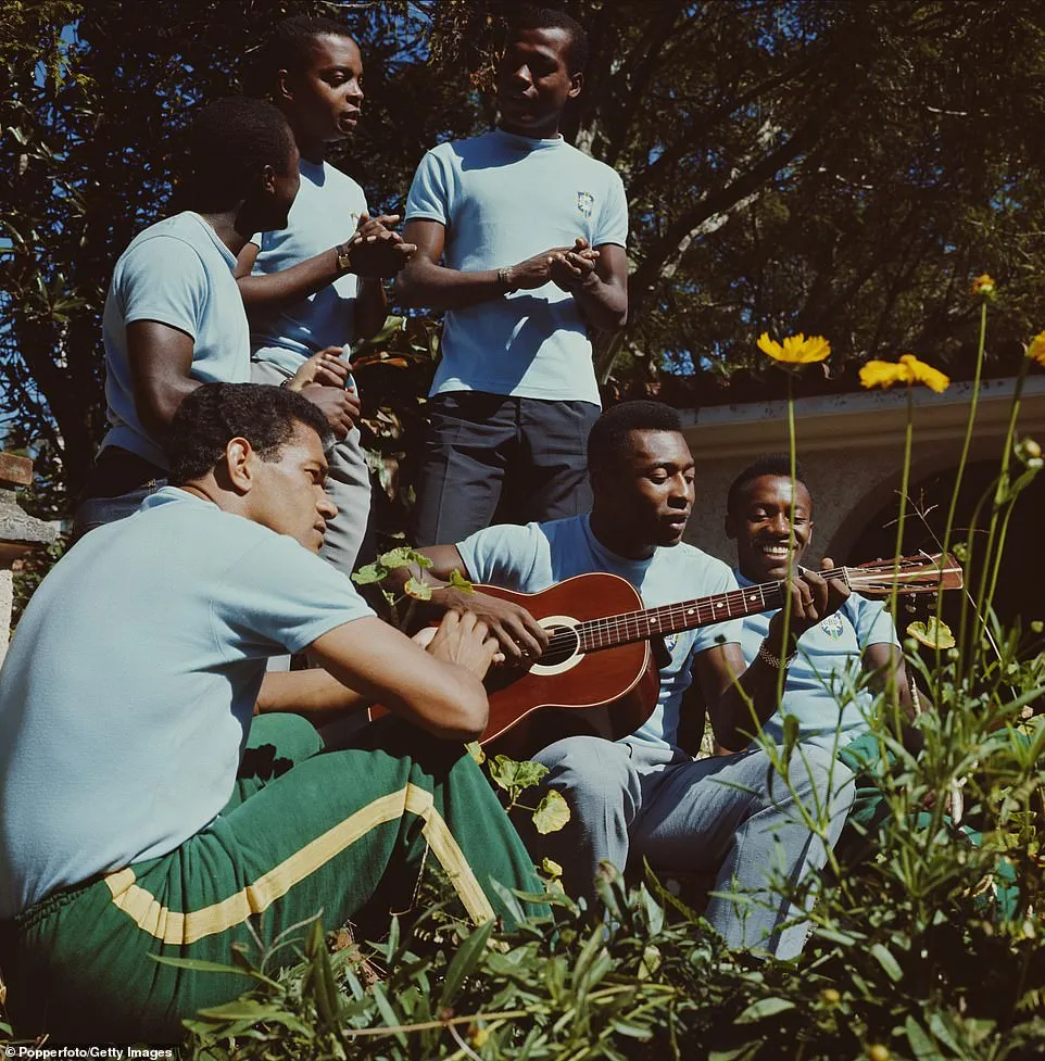 Trước khi lên đường sang Anh dự World Cup 1966, Pele chơi guitar giữa các đồng đội ở tuyển Brazil. ẢNH: GETTY