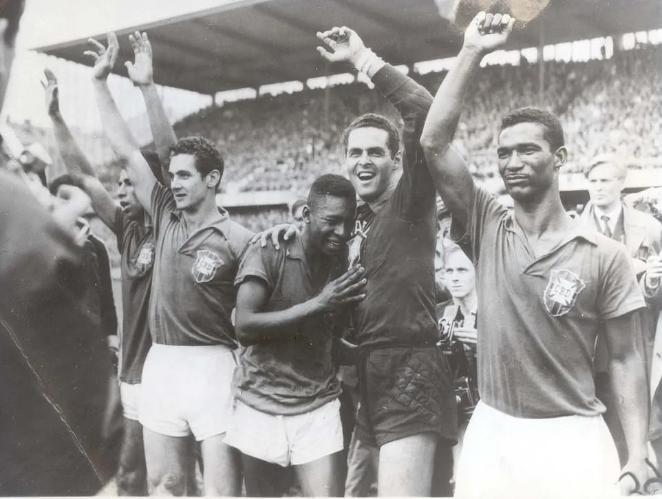 Pele khóc trên vai thủ môn Gilmar dos Santos Neves sau khi ghi 2 bàn trong trận chung kết World Cup 1958 giúp Brazil vô địch.