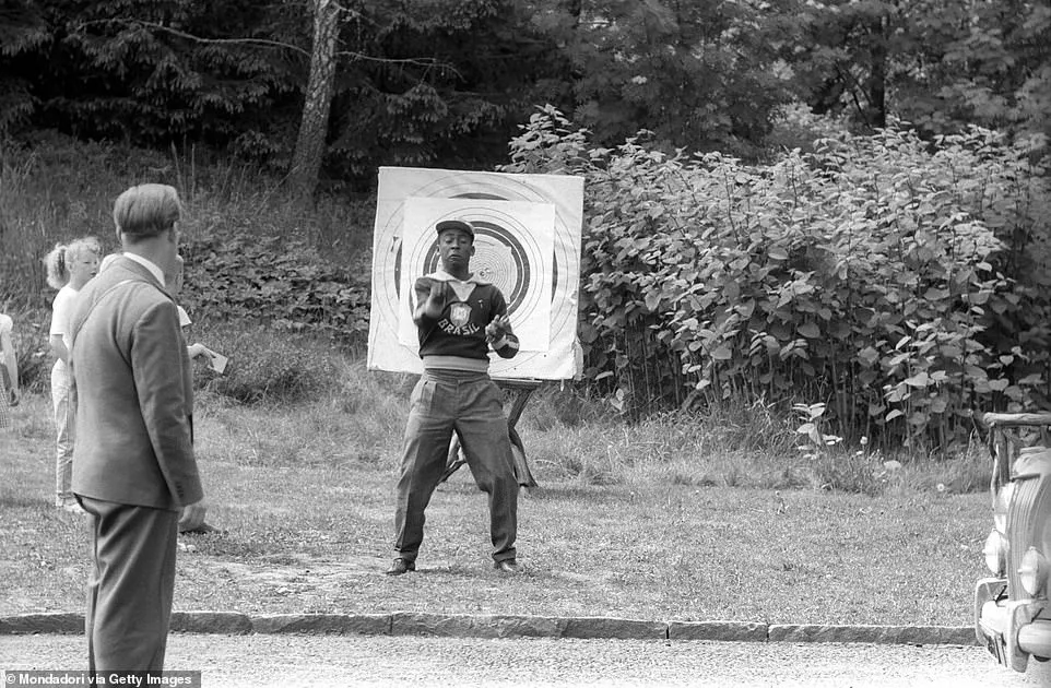 Pele đùa giỡn, tự biến mình thành mục tiêu tại địa điểm trưng bày súng ở Stockholm (Thụy Điển) giữa các trận đấu ở World Cup 1958. ẢNH: GETTY