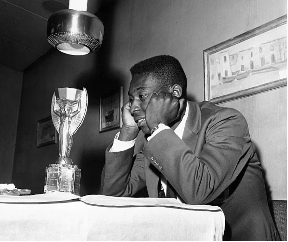Pele cùng danh hiệu Jules Rimet. Ảnh: GETTY