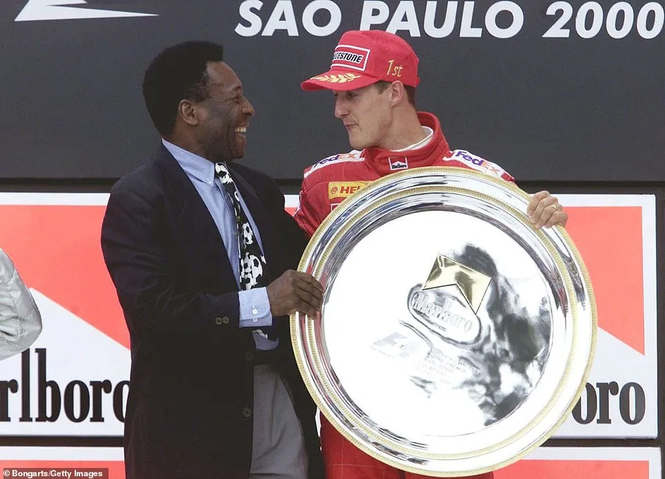 Pele trao chiếc cúp vô địch Grand Prix Brazil 2000 tại Sao Paulo cho huyền thoại F1 Michael Schumacher. ẢNH: GETTY