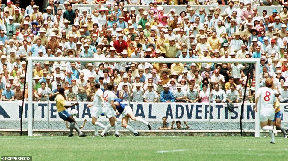 Tại World Cup 1970 ở Mexico, Pele chứng kiến thủ môn đội tuyển Anh Gordon Banks thực hiện pha cản phá được mô tả là pha cứu thua xuất sắc nhất mọi thời đại. Cú đánh đầu hiểm hóc của Pele bằng cách nào đó đã bị Banks cản phá thành công. ẢNH: POPPERFOTO