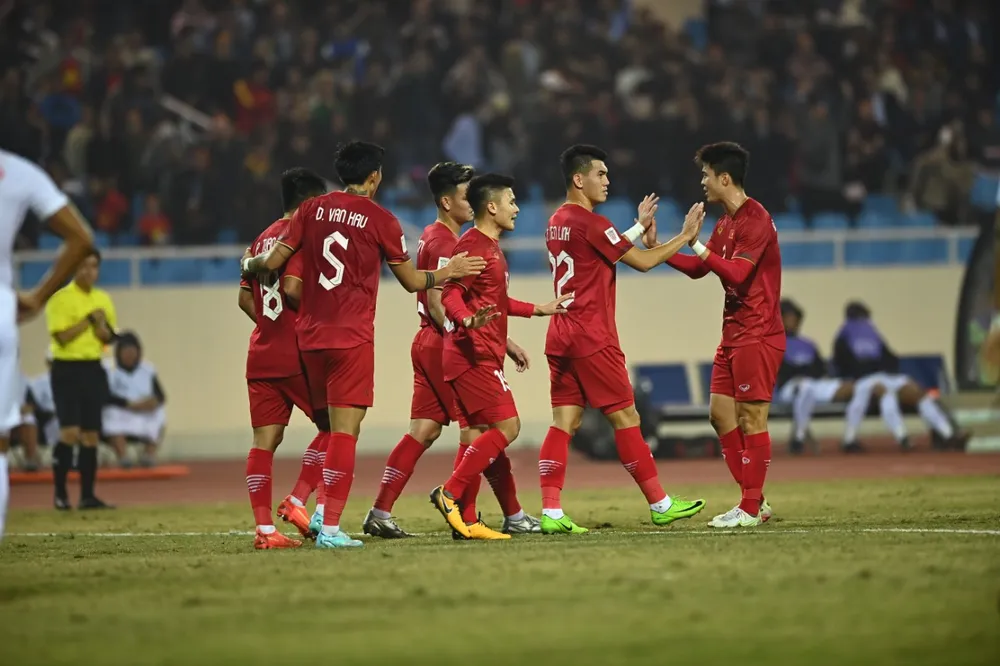 Tuyển Việt Nam ăn mừng bàn thắng thứ hai. ẢNH: HẢI THỊNH