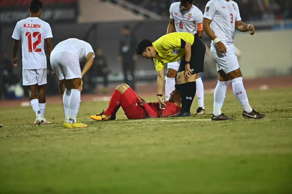 Quang Hải bị phạm lỗi dẫn đến quả đá phạt cho Việt Nam. ẢNH: HẢI THỊNH