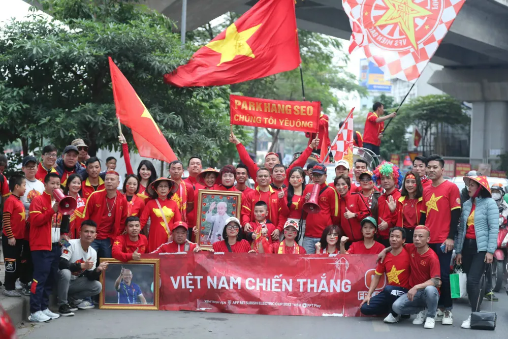 Các CĐV Việt Nam trên đường đến sân Mỹ Đình cổ vũ cho đội nhà. ẢNH: HẢI THỊNH