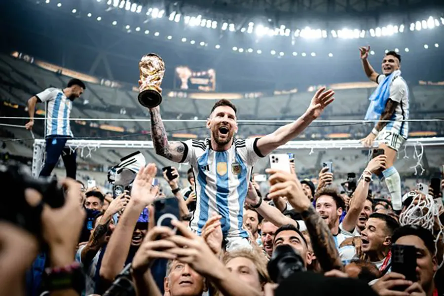Có rất nhiều bức ảnh Messi nâng cao chiếc cúp vô địch World Cup. ẢNH: MIRROR