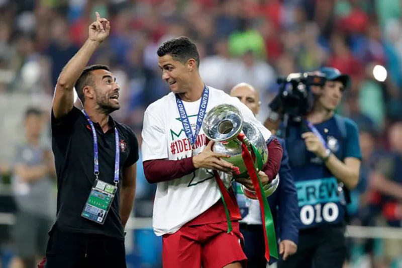 Sau khi gặp nhau tại đội tuyển Bồ Đào Nha, Regufe là 'đạo diễn' trong vụ Ronaldo ký hợp đồng thương mại với Nike. ẢNH: GETTY Sau khi gặp nhau tại đội tuyển Bồ Đào Nha, Regufe là 'đạo diễn' trong vụ Ronaldo ký hợp đồng thương mại với Nike. ẢNH: GETTY