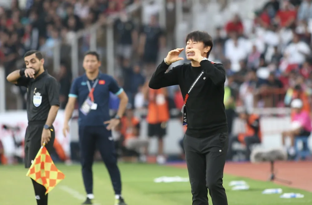 Shin Tae-yong yêu cầu các học trò đá phòng ngự với tư tưởng không thủng bàn trước. ẢNH: ANH THỎA