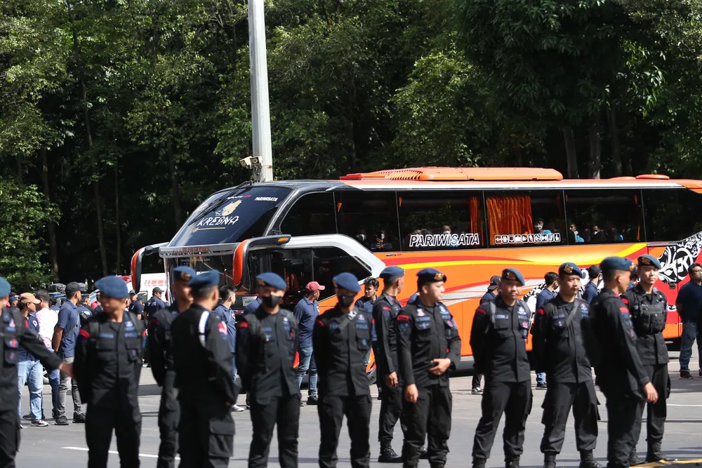 Xe chở đội tuyển Việt Nam đến sân Bung Karno. ẢNH: ANH THỎA Xe chở đội tuyển Việt Nam đến sân Bung Karno. ẢNH: ANH THỎA