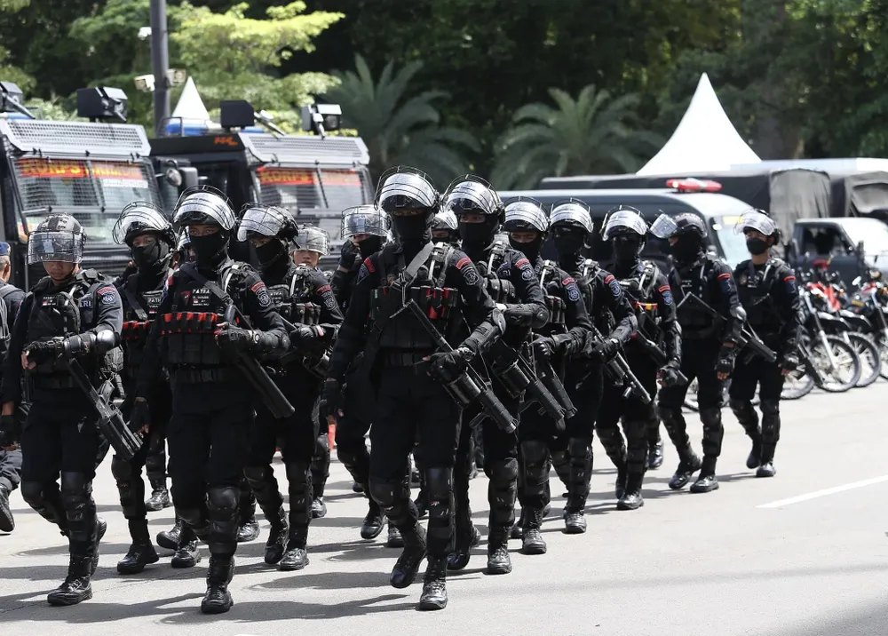 Lực lượng an ninh của Indonesia xuất hiện dày đặc phía trong và ngoài sân Bung Karno. ẢNH: ANH THỎA Lực lượng an ninh của Indonesia xuất hiện dày đặc phía trong và ngoài sân Bung Karno. ẢNH: ANH THỎA