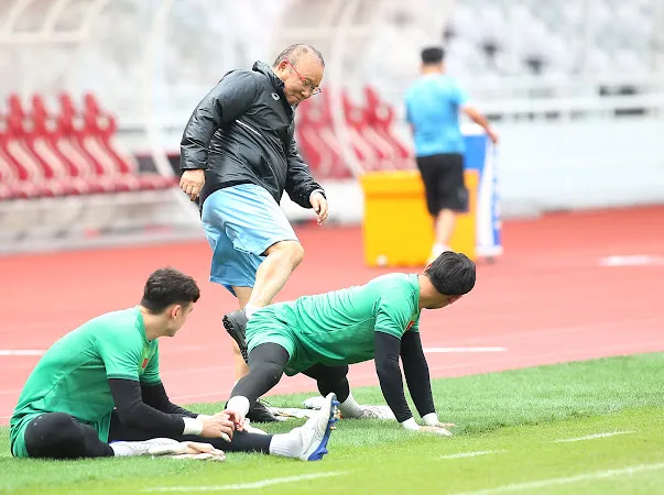 HLV Park Hang-seo vui vẻ đùa với học trò. ẢNH: ANH THỎA HLV Park Hang-seo vui vẻ đùa với học trò. ẢNH: ANH THỎA